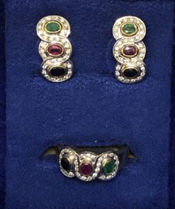 Juego de pendientes y sortija vintage (años 80) con circonitas, esmeraldas, rubíes y zafiros montados en oro amarillo de ley 18 kts.