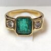 Sortija con auténtica esmeralda colombiana de 2'20 cts y brillantes laterales de 0'50 cts en total realizada en oro amarillo de ley 18 kts.