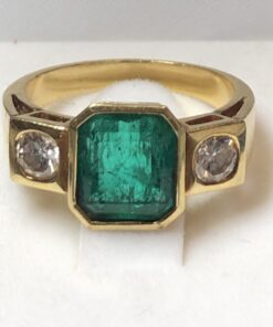 Sortija con auténtica esmeralda colombiana de 2'20 cts y brillantes laterales de 0'50 cts en total realizada en oro amarillo de ley 18 kts.