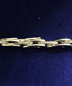 Pulsera de eslabones rectangulares con 1'44 cts de brillantes en total realizada en oro blanco de ley 18 kts.