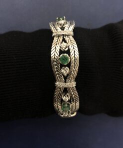 Pulsera vintage (años 60) con 3 cts de esmeraldas colombianas y 2'40 cts de brillantes realizada en oro blanco de ley 18 kts.