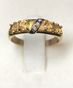 Sortija vintage con topacios amarillos y banda de brillantes realizada en oro amarillo de ley 18 kts.