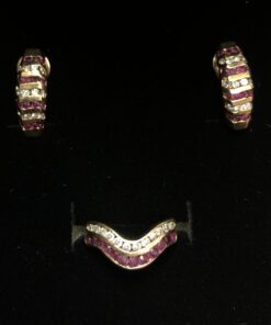 Juego de pendientes y sortija con 0'76 cts de brillantes en total y 0'80 cts de rubíes en oro amarillo de ley 18 kts.