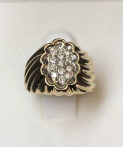 Sello gallonado en forma de flor cuajada de 0'26 cts de brillantes realizado en oro amarillo de ley 18 kts