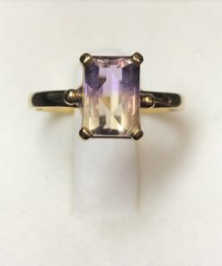 Sortija con turmalina bicolor montada en oro amarillo de ley 18 kts.