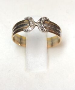 Sortija tricolor con dos medias lunas con brillantitos realizada en oro de ley 18 kts.