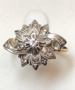 Sortija vintage (años 60) en forma de estrella con zafiros blancos en oro de ley 18 kts.