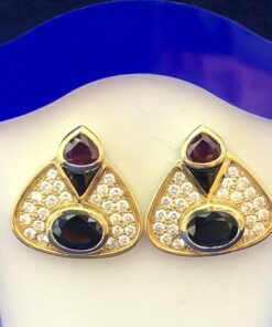 Pendientes vintage (años 70) elaborados con ónix, 1 cts de rubíes, 3 cts de zafiros y enriquecidos con 1'44 cts de brillantes en total, en oro amarillo de ley 18 kts