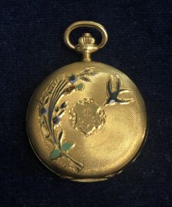 Pequeño reloj de bolsillo con pintorescos motivos esmaltados de golondrinas y flores, realizado en oro amarillo de ley 18 kts.