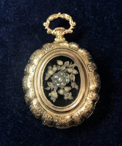 Reloj de bolsillo Girard Perregaux (finales s. XIX) con esmalte guilloché negro y detalles en diamantes y perlitas aljófares, con cronógrafo, realizado en oro amarillo de ley 18 kts.