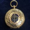 Reloj isabelino de bolsillo (finales s. XIX) con esmalte guilloché en azul y negro y detalles en diamantes, con cronógrafo, realizado en oro amarillo de ley 18 kts.