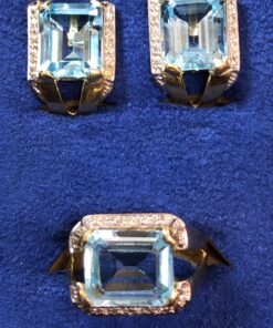 Juego de pendientes y sortija con topacios azules, aderezados con 0'22 cts de brillantes en total, realizados en oro amarillo de ley 18 kts.