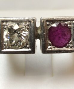 Sortija tipo sello con brillante talla antigua de 0'95 cts, color I-J SI2, y rubí natural de 0'88 cts realizado en platino y oro blanco de ley 18 kts. Se entrega con certificado gemológico.