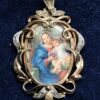 Medalla de principios del s. XX, con retrato de Madonna con el niño, realizada en oro de ley 18 kts y enriquecida con diamantes