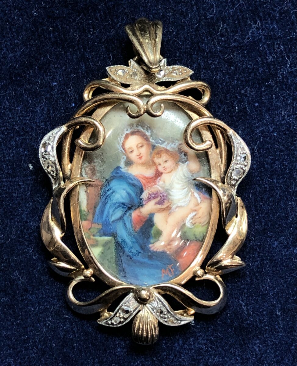 Medalla de principios del s. XX, con retrato de Madonna con el niño, realizada en oro de ley 18 kts y enriquecida con diamantes
