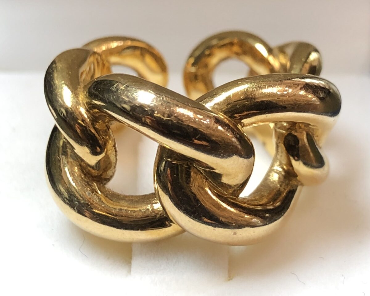 Sortija Tous de eslabones chunky realizada en oro amarillo de ley 18 kts.