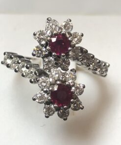 Sortija "tú y yo" en forma de flores de 1'30 cts de brillantes, con dos rubíes centrales de 0'50 cts en total, realizada en oro blanco de ley 18 kts.