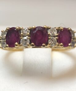 Sortija tipo cintillo con 3 rubíes  y enriquecida con 0'25 cts de brillantes, realizada en oro amarillo de ley 18 kts.