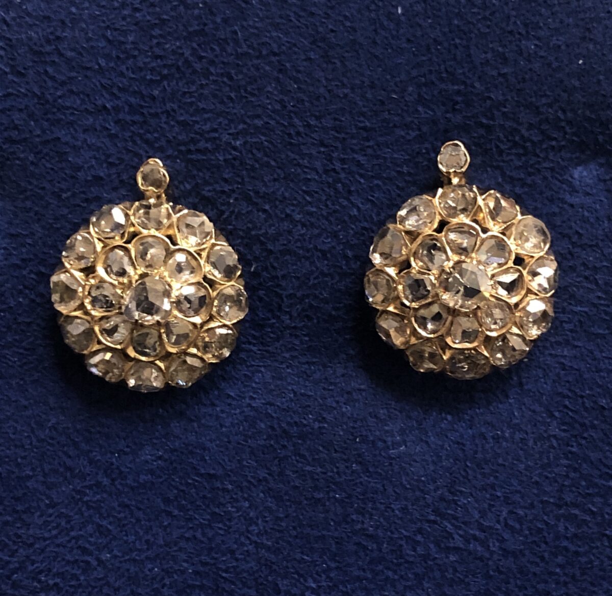 Preciosos pendientes de principios del siglo XX (ca. 1900) en forma de rosetones con 2'10 cts de diamantes talla rosa en total, realizados en oro amarillo de ley 18 kts.