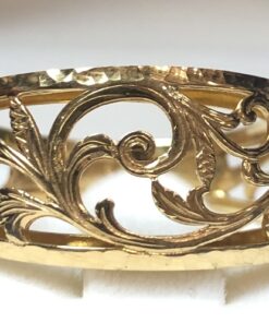 Sortija calada con motivos vegetales realizada en oro amarillo de ley 18 kts.