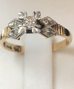 Sortija vintage con brillante central de 0'10 cts realizada en oro amarillo de ley 18 kts con vistas en platino