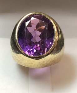 Sello de caballero con zafiro morado realizado en oro amarillo de ley 18 kts