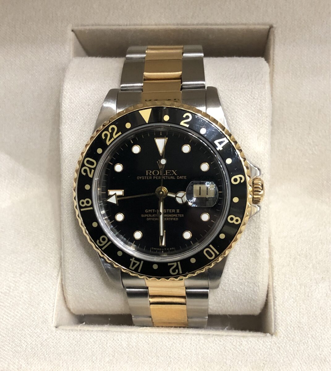 Rolex GMT-Master II, Oyster Perpetual Date, Ref.: 16713, automático, con esfera y bisel negros, automático, en acero y oro de ley 18 kts. Año 1990
