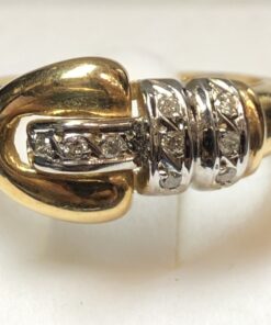 Sortija vintage en forma de hebilla con 0'10 cts de brillantes realizada en oro blanco y amarillo de ley 18 kts.