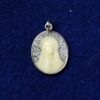 Medalla modernista de ppos. del siglo XX, realizada con retrato de la Virgen tallado en hueso y cuajada con 0'40 cts de brillantes en oro blanco de ley 18 kts. Firmada por el escultor francés F. Vernon