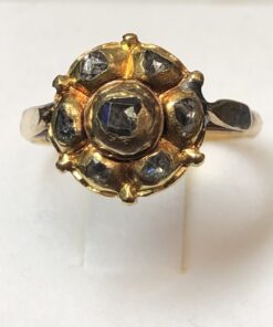 Sortija isabelina de finales del siglo XIX en forma de rosetón, con 0'15 cts (aprox.) de diamantes talla antigua, realizada en oro amarillo de ley 18 kts.