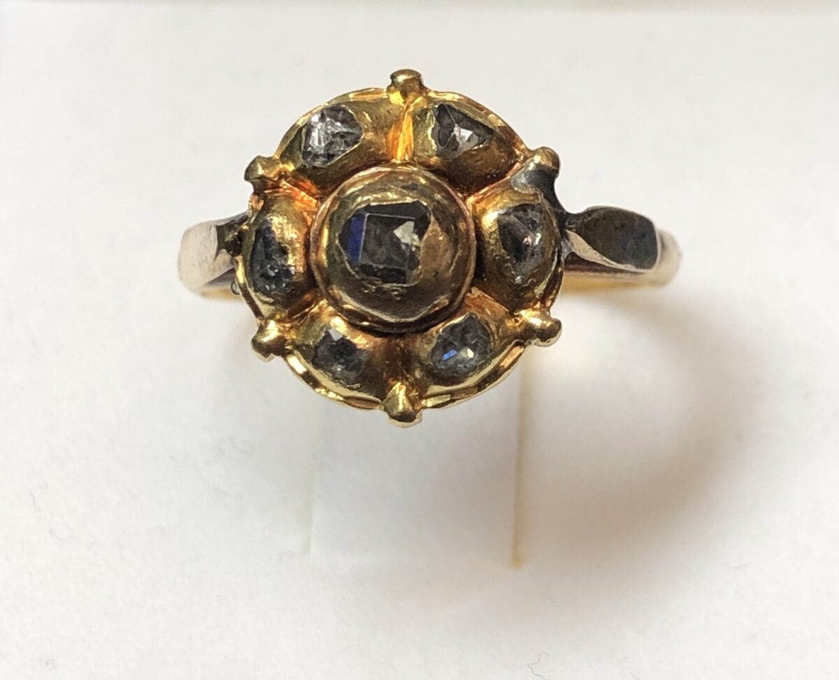 Sortija isabelina de finales del siglo XIX en forma de rosetón, con 0'15 cts (aprox.) de diamantes talla antigua, realizada en oro amarillo de ley 18 kts.