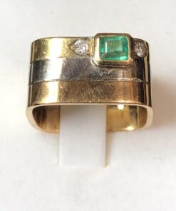 Original sortija cuadrada con esmeralda y brillantes realizada en oro amarillo, blanco y rosa de ley 18 kts.