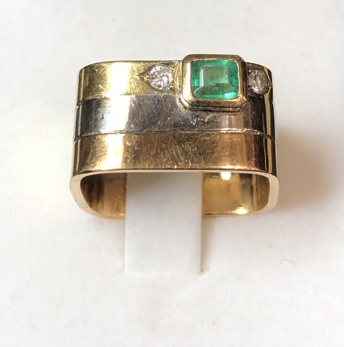 Original sortija cuadrada con esmeralda y brillantes realizada en oro amarillo, blanco y rosa de ley 18 kts.