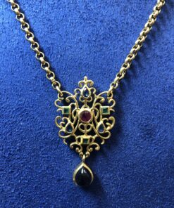 Gargantilla vintage de rolos con colgante de motivos orgánicos con zafiros, rubíes y esmeraldas realizada en oro amarillo de ley 18 kts.