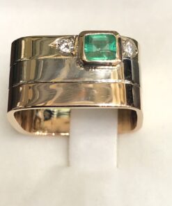 Original sortija cuadrada con esmeralda y brillantes realizada en oro amarillo, blanco y rosa de ley 18 kts.