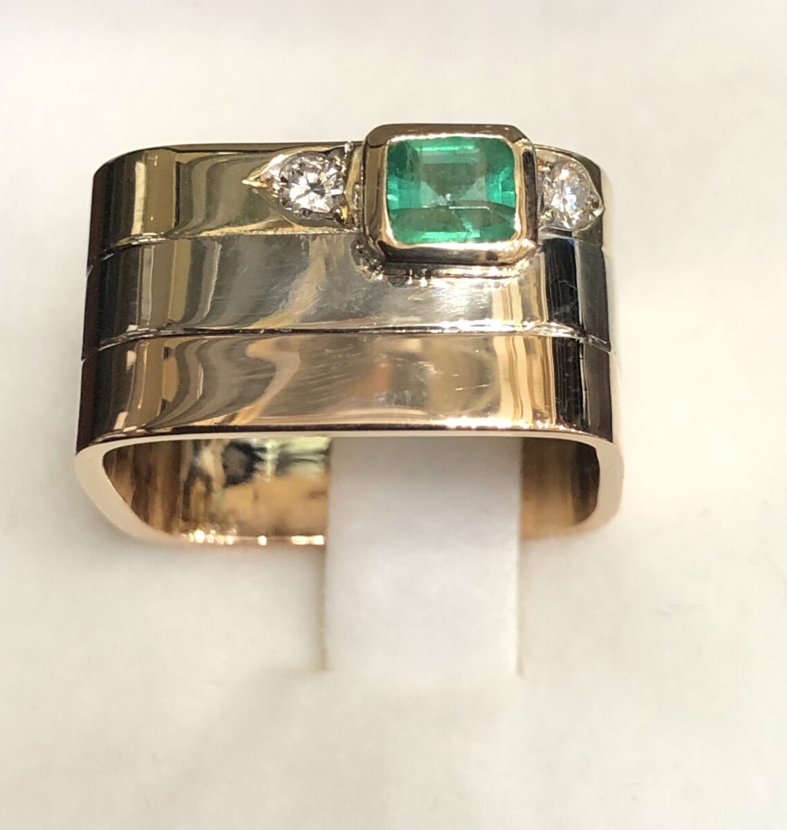 Original sortija cuadrada con esmeralda y brillantes realizada en oro amarillo, blanco y rosa de ley 18 kts.