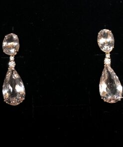 Pendientes largos con morganitas rosas en talla oval y talla pera enriquecidos con 0'15 cts de brillantes en total, en oro amarillo de ley 18 kts.
