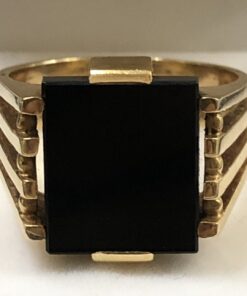 Sello de caballero con placa de ónix, realizado en oro amarillo de ley 18 kts.