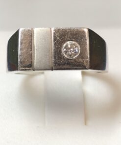 Sello de caballero con brillante de 0'18 cts en oro blanco de ley 18 kts.