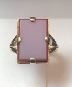 Sello de dama con ágata roja bicolor realizado en oro amarillo de ley 18 kts.