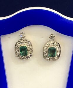 Pendientes con 1 ct de diamantes en total y 1'20 ct de esmeraldas colombianas realizados en oro de ley 18 kts