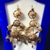 Pendientes largos vintage (años 70) de dos cuerpos con diseño de lazada y flores con centros de zafiros blancos, desmontables, en oro amarillo de ley 18 kts.