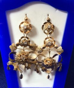 Pendientes largos vintage (años 70) de dos cuerpos con diseño de lazada y flores con centros de zafiros blancos, desmontables, en oro amarillo de ley 18 kts.