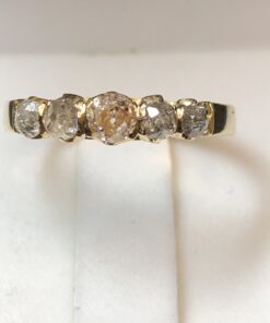 Cintillo de diamantes talla roca (0'34 cts aprox. en total) realizado en oro amarillo de ley 18 kts.