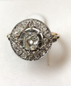 Sortija Art Decó con diamante central de 0'50 cts y orla de diamantes de 0'20 cts en total, realizada en oro blanco de ley 18 kts.