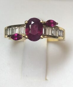 Sortija retro con 0'40 cts de diamantes en baguette y 3 rubíes centrales de 0'60 cts en total, realizada en oro amarillo de ley 18 kts.