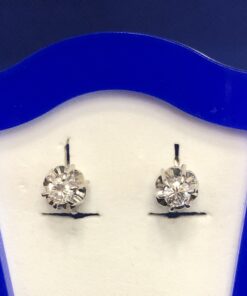 Pendientes con 0'80 cts de brillantes en total (0'40 cts aprox. cada uno) en montura ilusión, realizados en oro blanco de ley 18 kts.