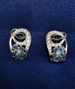 Pendientes con motivos florales esmaltados al fuego, enriquecidos con 0'85 cts de brillantes y zafiros talla pera en oro blanco de ley 18 kts.