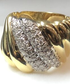 Sortija gallonada con dos filas de brillantes (0'75 cts aprox. en total) realizada en oro amarillo de ley 18 kts.