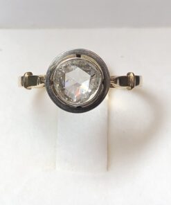 Sortija con diamante en chatón talla rosa holandesa de 1 ct realizada en oro amarilla de ley 18 kts.